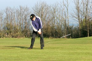 Para quienes suelen realizar tiros desviados, el golpear la pelota de adentro hacia afuera puede traerles muchos beneficios a su juego.