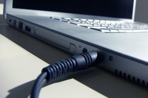 Asegúrate de que todas las conexiones estén firmes al recargar tu computadora portátil.