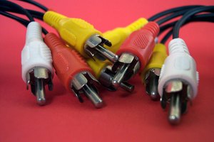 Cables de audio/video estándar (también conocidos como RCA).