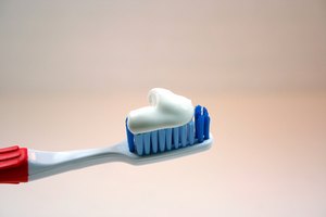 Si lo único que tienes es un cepillo de dientes, éste puede servir.