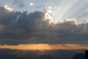 Cuando un haz de luz choca contra una superficie lisa, la mayor parte dicho haz es reflejado en la misma concentración.