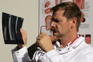 Un paciente sólo debe someterse a una radiografía si es vital para obtener más información sobre su estado de salud que un examen físico puede proporcionar.