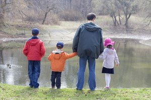 Un padre de paseo con sus hijos.