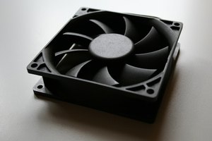 Un ventilador de computadora mantiene los componentes internos fríos.