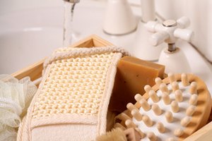 La exfoliación con esponjas, trapos e incluso con la mano puede generar irritación en la piel sensible.