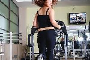 Una caminata fácil en la cinta de correr por 10 minutos prepara más tus caderas para un entrenamiento en la cinta de correr más difícil.