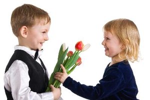 Los enamoramientos de tu hijo pueden representar retos emocionales.