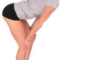 Si padeces hernia femoral, el dolor puede intensificarse si te inclinas o levantas objetos pesados.