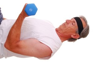 Los desgarros musculares ocurren comúnmente por el el uso excesivo y el ejercicio físico.