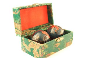 Las bolas medicinales chinas crean un sonido de campanadas al tocarse entre sí.