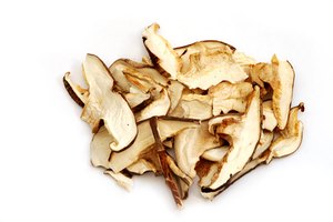 La vitamina D puede ser hecha por tu cuerpo o encontrada en los hongos shiitake secos.