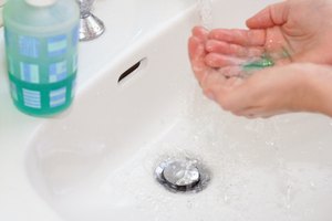 El agua y el jabón eliminan los agentes de limpieza.