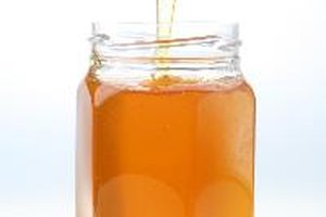 Mezcla dos cucharadas de miel con jugo de uva.