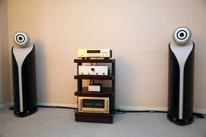 El amplificador del buffer potencia los parlantes individuales del bajo.