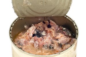 Sustituir la carne roja por el salmón enlatado varias noches a la semana puede ayudar a tu corazón.