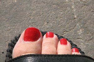 Usar esmalte de uñas puede hacer que éstas luzcan más bonitas, pero quítalo regularmente para comprobar problemas en las uñas.