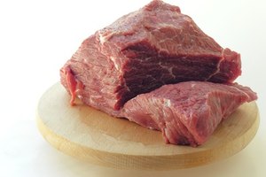Aunque es una fuente de grasa saturada y colesterol, la carne de res puede proporcionarte nutrientes esenciales.