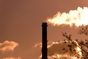 Mientras que las plantas de energía son las más asociadas con la contaminación del aire, el agua utilizada para enfriarlas pueden contaminar el agua con el calor.
