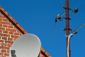 Una antena parabólica ofrece muchos canales, haciendo que el imagen en imagen sea una característica atractiva.