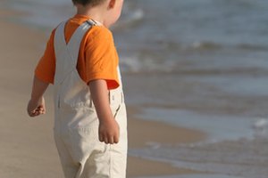 Siempre mantén a los niños cerca al nadar en un lago.