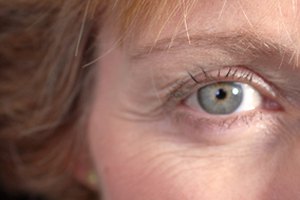 Reduce las arrugas con cremas con retinol y péptidos.