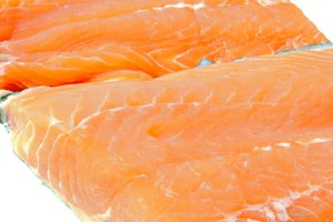 El salmón es rico en omega-3 y selenio.