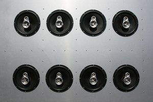 Puedes conectar juntos tantos altavoces como tu amplificador pueda manejar.