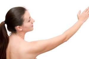 Prevenir el mal olor de las axilas es importante para la mayoría de las mujeres.