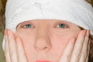 No solo las mujeres experimentan sofocos; los hombres y los jóvenes también pueden sufrirlos.