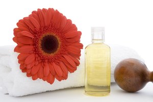 Los aceites esenciales se utilizan en las cremas de masaje para mejorar la experiencia del masaje.