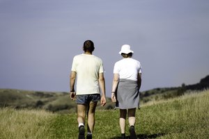 Ejercitarse al aire libre con un compañero es una buena forma de mantenerte motivado.