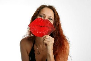 El lápiz labial brillante hará que tus labios se vean más grandes.