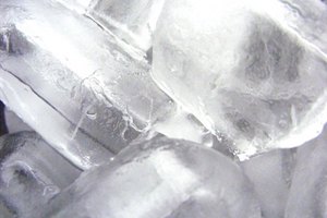 Una compresa fría calma la piel irritada y reduce la inflamación después de la depilación láser.