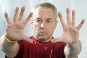 La abducción y la aducción permiten abrir la mano por completo.
