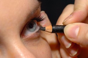 Usa maquillaje en tus ojos para atraer las miradas.