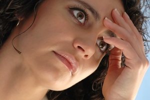 Los dolores de cabeza en el lado izquierdo pueden ser causados por el estrés, la dieta o una enfermedad subyacente.