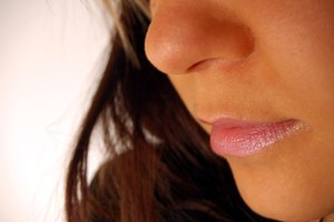 La pomada casera hidrata y protege los labios agrietados.
