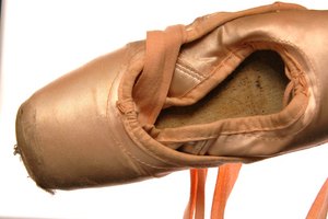 Los ejercicios de Thera Band ayudan a los bailarines de ballet a permanecer sobre los dedos de sus pies.