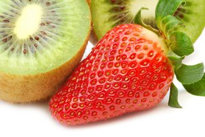 Los kiwis y las frutillas tienen 71 y 39 mg de vitamina C por porción, respectivamente.