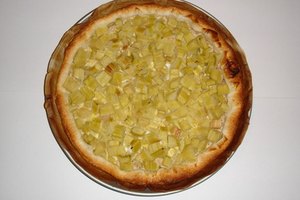 El ruibarbo es un ingrediente popular en las tartas y pasteles.