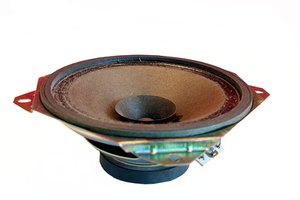 Un altavoz magnético permanente debe ser compatible con la impedancia del amplificador.