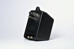 Un adaptador de alimentación convierte 110 volts de CA a un bajo voltaje de corriente continua.