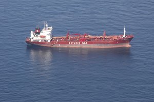 Un transporte de aceite o de carga tiene un peso muerto alto.