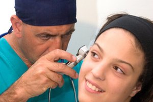 El exceso de cerumen en el oído requiere una visita a la oficina del médico.