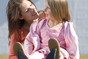 Enseña a tu hijo a acurrucarse y a hablar, no a pisar y a gritar.