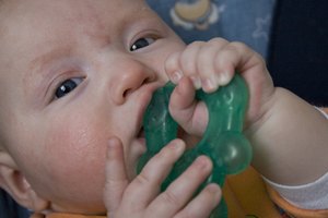A los bebés les encanta poner los juguetes en su boca a los 6 meses de edad.