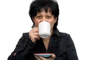 Beber demasiado café puede sabotear tus esfuerzos para bajar de peso.