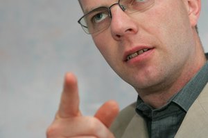Los padres estrictos tratan de controlar a sus hijos con amenazas y castigos.