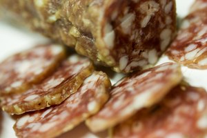 El salami es una carne italiana que puede ser ambos, madurado o fresco.