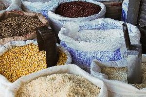 Conocer el tamaño de la porción apropiada para cada comida es una buena manera de mantener las porciones bajo control.